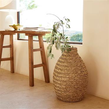 Tressage naturel. Le grand vase cotignac n'a pas peur d'imposer son caractère rustique dans votre décoration. De 60 cm de haut, ce vase conique propose des courbes rondes et une ...