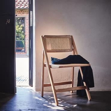Esprit cottage. Pratique et pleine de charme, la chaise pliante jane s’inspire de l’élégance rustique des cottages anglais. En bois de hêtre, elle séduit par la chaleur de son grain ...