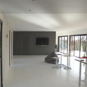 Salon contemporain d'une villa en ossature bois 