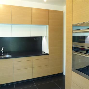 Cuisine moderne, bois, noir et blanc 