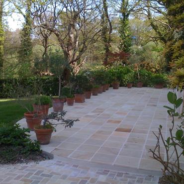 Terrasse carrelée, jardin et bois 