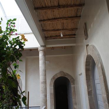 Coursive extérieur, bâtiment en pierres 