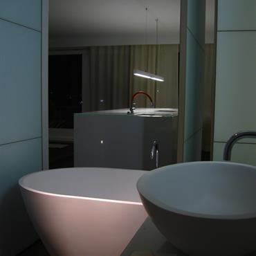 Salle de bain contemporaine ouverte sur la cuisine 