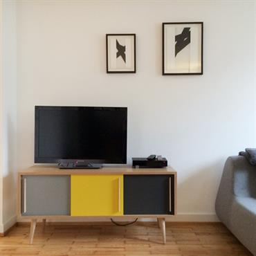 Salon avec meuble tv tricolore vintage  