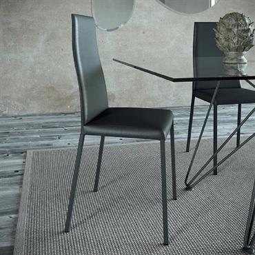 Lot de 2 Chaises BEAUTY en Eco-cuir graphite avec piétement en métal graphite