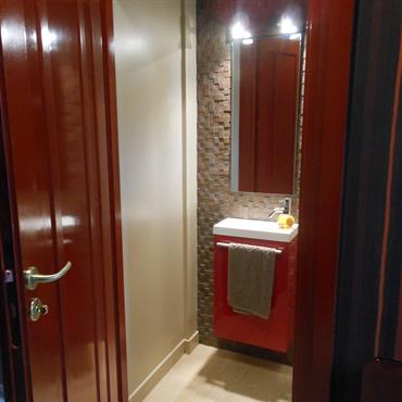 Toilettes aux tons beiges/marrons et rouge 