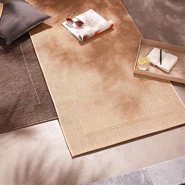 Pour l'intérieur et l'extérieur !. Un tapis qui s'adapte aussi bien à une utilisation intérieure qu'extérieure en 120x170cm au coloris miel résistant aux intempéries pour décorer votre balcon ou votre terrasse ! ce tapis ...