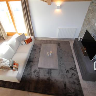Salon contemporain avec briques apparentes. 