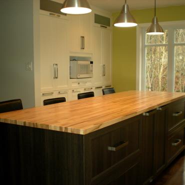 Ilot de rangement en bois noir et table en bois jaune