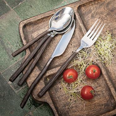 Couverts festifs. Réalisés en acier inoxydable, avec une finition noirci d'oxydation, les couverts oxi présentent une silhouette élancée et un design raffiné. cette ménagère de 16 pièces en inox vient sublimer ...