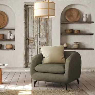 Confort tendance. Un joli fauteuil en tissu pour profiter agréablement de votre salon. Un look contemporain et accueillant, sublimé par un piétement original en acier noir. Vous apprécierez la forme ...