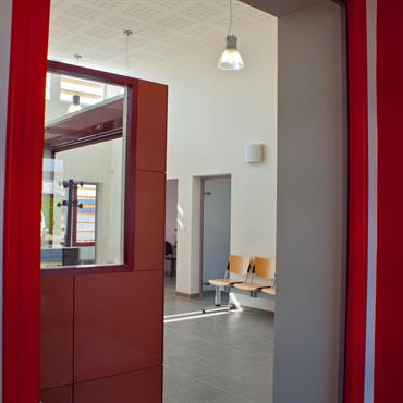 Couloir agrémenté de rouge 