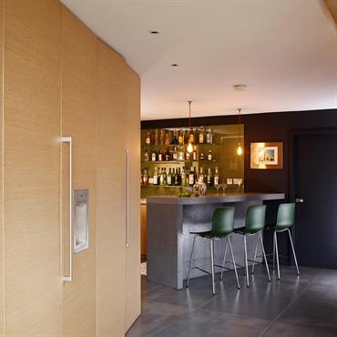 Bar, Ilot de cuisine, dalles de sol (1115m2) et snack bar en beton 
Produits :
Plateau ilot : Beton Lege® en 80mm d'epaisseur, decoupe de plaque de cuisson et d'evier sur-mesure
Facades ...