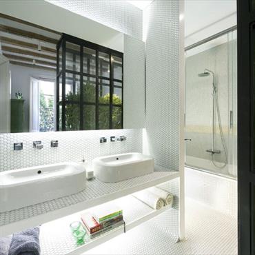 Salle de bain avec mosaïque de petits carreaux en pâte de verre blancs
