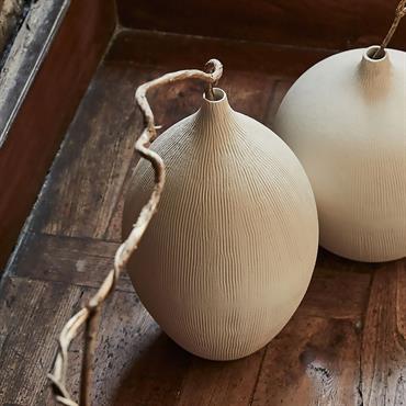 Vase en faïence blanche. Coup d'éclat dans votre décoration, le vase en faïence anas illumine votre intérieur de sa blancheur radieuse. Ce grand vase de 44 cm de haut affiche ...