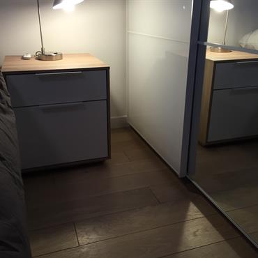 Table de chevet blanche et bois clair 