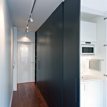 L'écrin noir regroupe sur 3,93m2 la cuisine, la salle d'eau et les toilettes. Il délimite tout les espaces du studio : l'entrée, la pièce de vie, et l'espace de couchage. ...