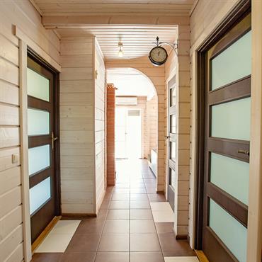 Entrée et couloir modernes, bois clair et carrelage 