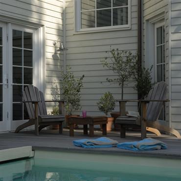 Piscine extérieure et terrasse en bois naturel 