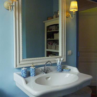 Salle de bain bleue 