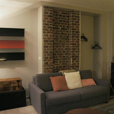 Salon avec mur en briques apparentes