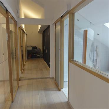 Côté chambres, des parois transparentes et coulissantes laissent filtrer une lumière traversante Est/Ouest dans tout l’espace. 