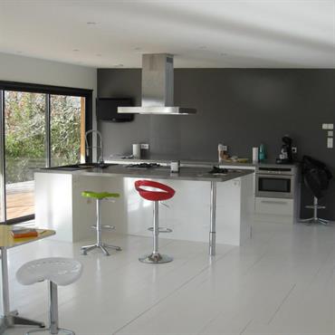 Cuisine d'une villa contemporaine en ossature bois 
