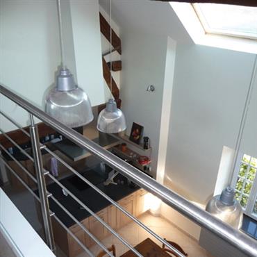 La vue plongeante sur la cuisine depuis la mezzanine donne la mesure des volumes. 