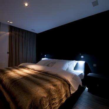 Mur de tête de lit noir, éclairage très diffus pour la nuit 