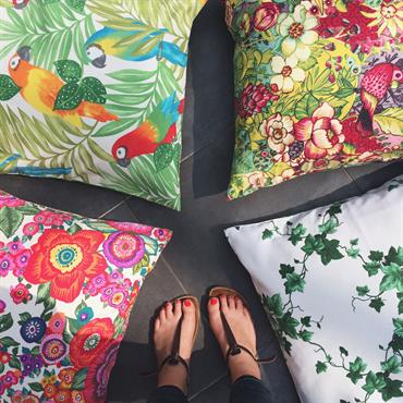 Coussins colorés motifs fleurs et feuilles