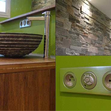 Salle de bain moderne. Parement en briques, meuble en bois, vasques à poser rondes, mur vert 