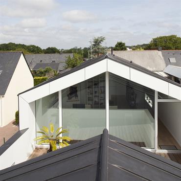 Villa séparée par une terrasse centrale 