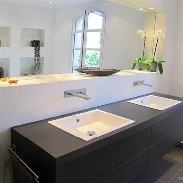 Double meuble vasque suspendu, en bois gris foncé. 