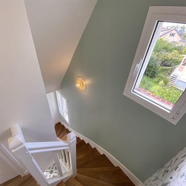 L’escalier qui dessert le 1er étage de la maison
possède aujourd’hui un tout autre visage. La mise en
peinture du limon, des contre-marches et de la
rambarde en blanc a en effet permis ...