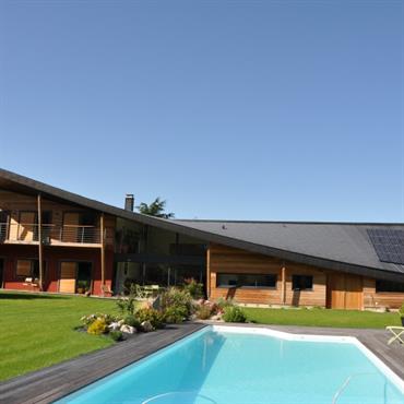 Maison contemporaine mixte brique et bois avec toiture zinc 