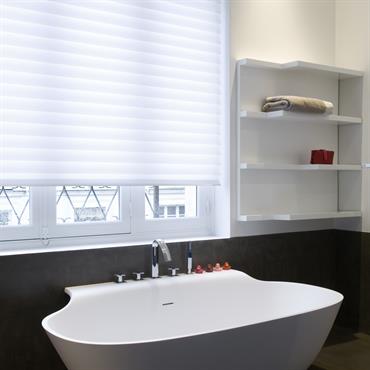 Baignoire îlot contemporaine dans la salle de bain