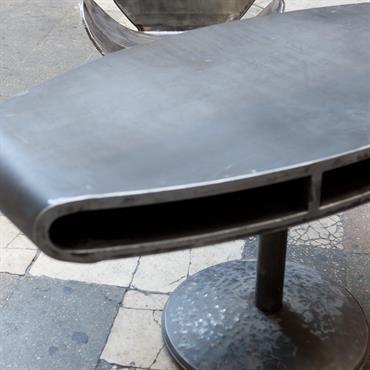 Fauteuil Gjoast en bidon d'acier récupéré et table (console ou bureau) Xhoni en acier 