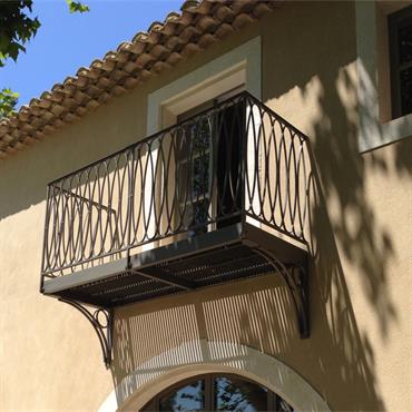 Balcon avec garde-corps en fer forgé 