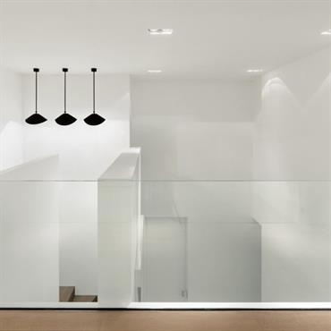 Mezzanine minimaliste et contemporaine, garde-corps dématérialisé en verre 