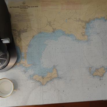 Machine à café sur carte marine 