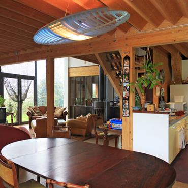 Pièce à vivre moderne en dominante de bois. 