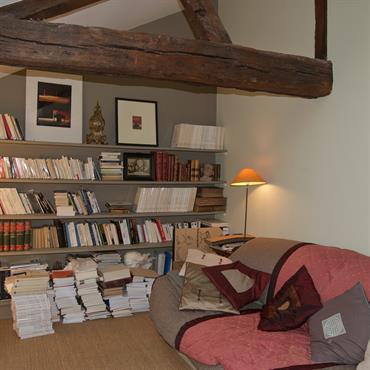 L’annexe en rez de jardin devient un agréable boudoir où l’on peut s’isoler pour lire ou regarder la télévision. 