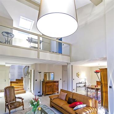Salon avec une grande hauteur sous plafond