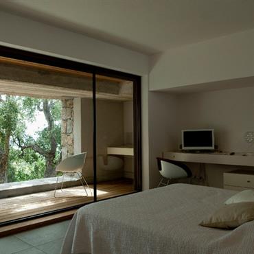 Chambre beige avec balcon