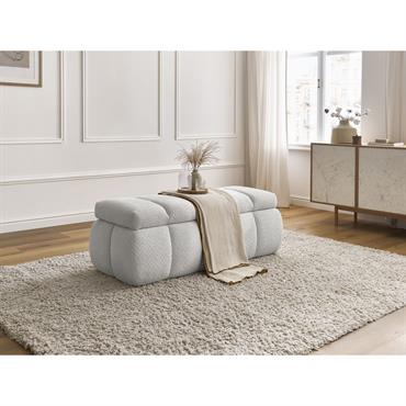 Bout de lit DENALI tissu bouclette gris clair BOBOCHIC Dissimulé derrière son apparence gracieuse, le Bout de Lit Coffre MONT-BLANC réserve une capacité de rangement généreuse. Il se révèle idéal pour entreposer en toute discrétion vos draps, oreillers supplémentaires, ...