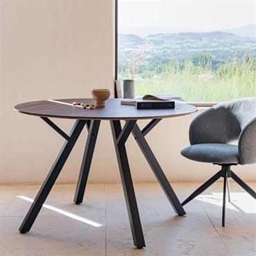 Table industrielle. Avec son piètement en métal noir et son plateau rond en bois foncé de 120 cm de diamètre, cette table de salle à manger impose son style industriel. ...