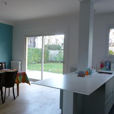 Vue sur jardin pour cette salle à manger ouverte également