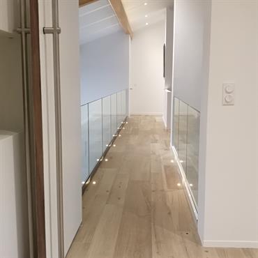 Porte sur mesure et sur pivots, avec fermeture par bâton de maréchal 