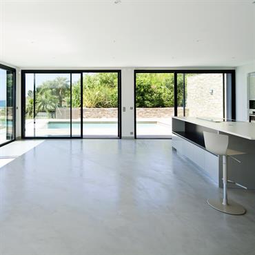 Cuisine d'un maison contemporaine au soleil 