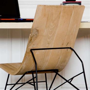 Chaise en bois cintré avec piétement en acier noir. 